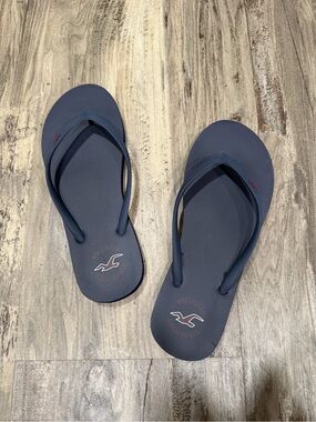 Hollister women’s M Navy Flip Flops worn once